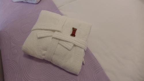 biały ręcznik siedzący na łóżku w obiekcie Studio Claudia w mieście Opatija