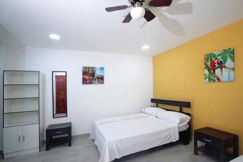 Una cama o camas en una habitación de Hotel San José
