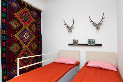 Кровать или кровати в номере Apartment On Saadi Str Old Tbilisi