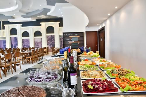 Comida en o cerca de este hotel