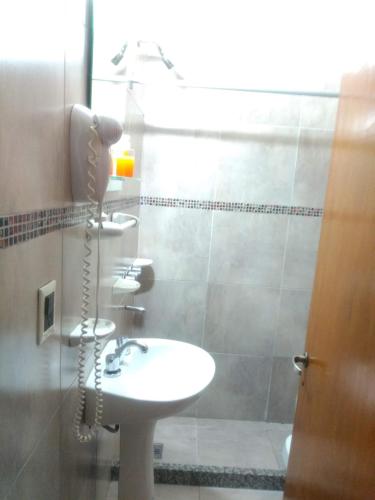 een badkamer met een wastafel en een douche bij Los Talas in Villa Carlos Paz