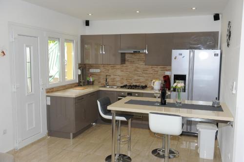 Kuchyň nebo kuchyňský kout v ubytování Apartmani Ivišić