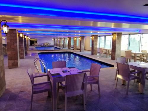 Bazén v ubytování Seven Days Hotel nebo v jeho okolí
