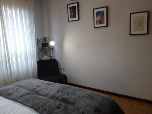 Una cama o camas en una habitación de Avilés para disfrutar.
