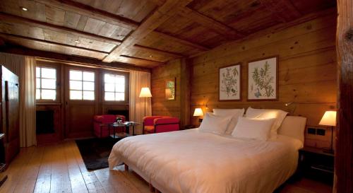 um quarto com uma cama grande num quarto de madeira em Le Hameau Albert 1er em Chamonix-Mont-Blanc