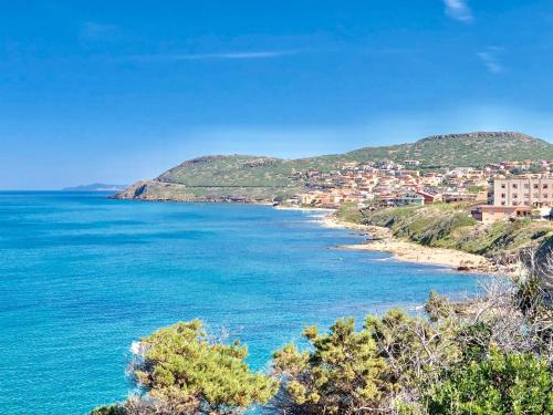 カステルサルドにあるApartament Victoria 150mt from beachの家屋と海の景色を望む