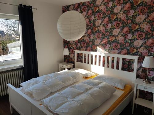 クックスハーフェンにあるFerienhaus Lemafri Duhnenのベッドルームに枕付きのベッド2台が備わります。