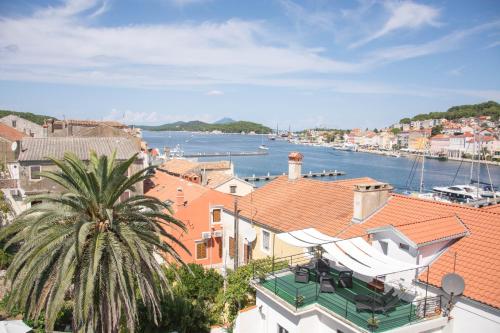 木洛希尼的住宿－BUGA apartment in center of Mali Losinj，享有河流和建筑的城市美景