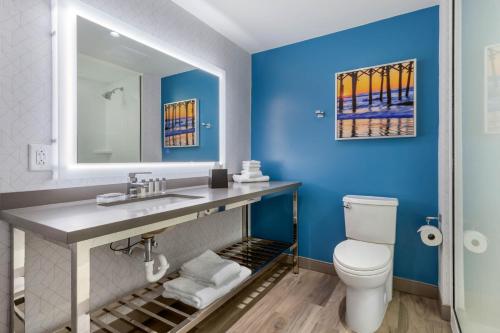A bathroom at Cambria Hotel Charleston Riverview