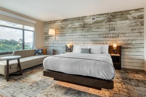 Кровать или кровати в номере Cambria Hotel Charleston Riverview