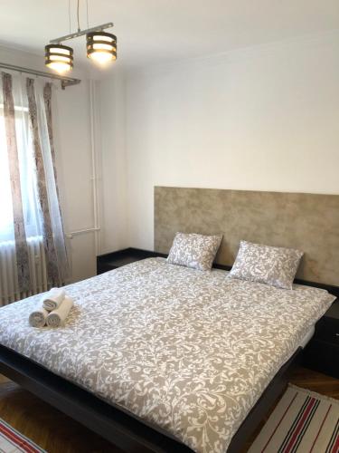 - une chambre avec un grand lit et 2 oreillers dans l'établissement Blue Apartment, à Drobeta-Turnu Severin