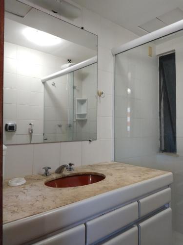 y baño con lavabo y espejo. en Apartamento Barra Summer Flat, en Salvador