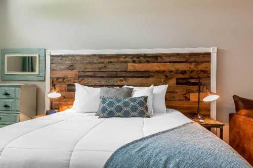Postel nebo postele na pokoji v ubytování Lakes Inn at Dunvilla