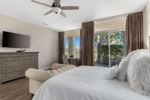 A bed or beds in a room at PGA West Golf Course Pool & Spa Home