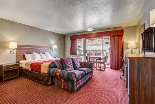 Postel nebo postele na pokoji v ubytování Econo Lodge St George North - Near Pioneer Park