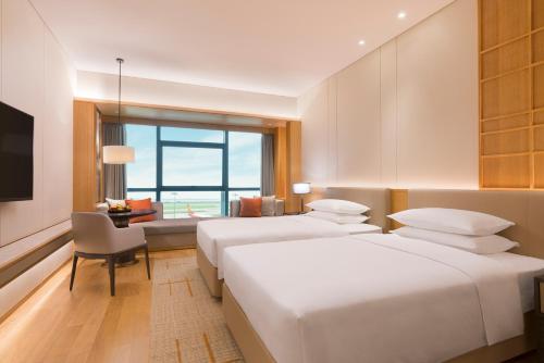Postel nebo postele na pokoji v ubytování Hyatt Regency Shenzhen Airport
