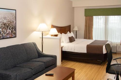 pokój hotelowy z łóżkiem i kanapą w obiekcie Best Western I-5 Inn & Suites w mieście Lodi