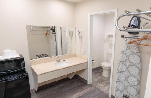 un bagno con lavandino e WC di Crown Motel a El Centro