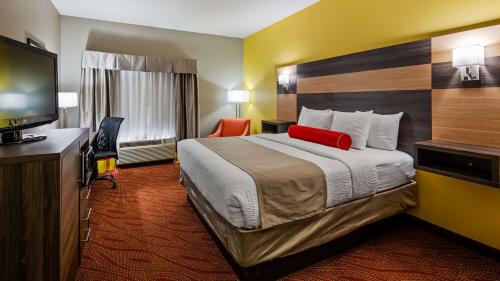 Tempat tidur dalam kamar di Best Western Plus Midwest City Inn & Suites