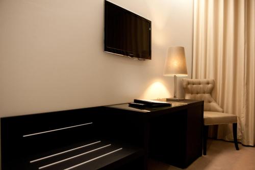 Uma televisão e/ou sistema de entretenimento em Atlantida Mar Hotel