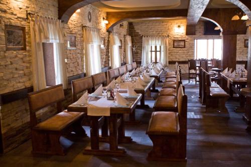 een eetkamer met tafels en stoelen in een gebouw bij Hotel Gacka in Otočac