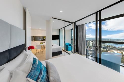 una camera con letto e vista sulla città di Imagine Lighthouse a Melbourne