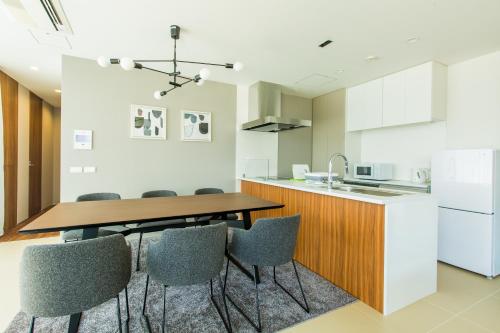 una cucina e una sala da pranzo con tavolo e sedie di Minn Umeda North ad Osaka