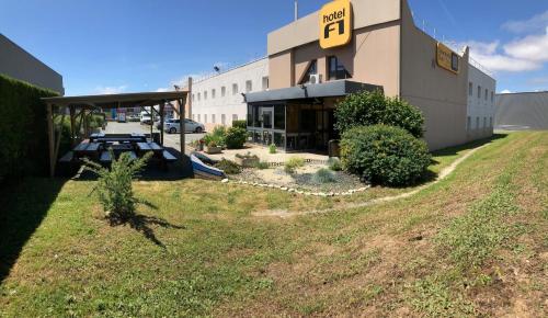 a building with a parking lot in front of it at hotelF1 La Rochelle Angoulins "Rénové" in Angoulins-sur-Mer