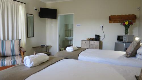 Una cama o camas en una habitación de Karoo-Koppie