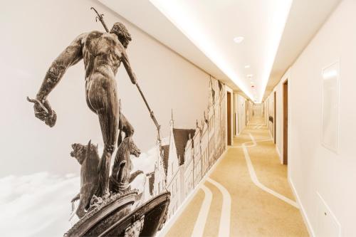 a hallway with a statue of a hockey player at Hotel Platan in Gdańsk