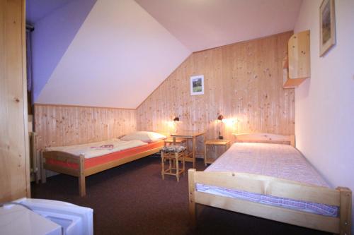 سرير أو أسرّة في غرفة في Pension Kubát
