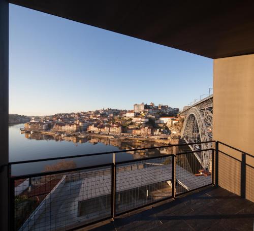 un balcón con vistas a un puente y a un río. en Oh! Porto Apartments en Vila Nova de Gaia