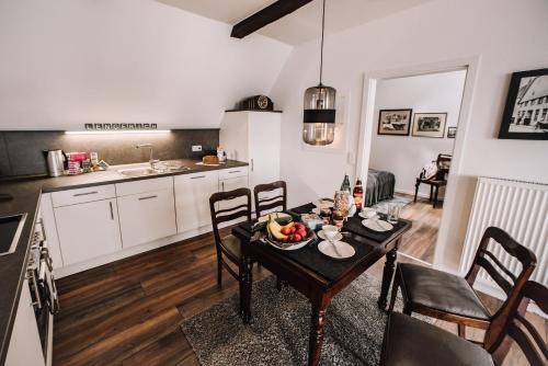 a kitchen and dining room with a table and chairs at Ferienwohnung Sonnenschein in Lengerich