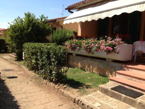 a house with flowers on the side of it at Villaggio Mare Si in Follonica