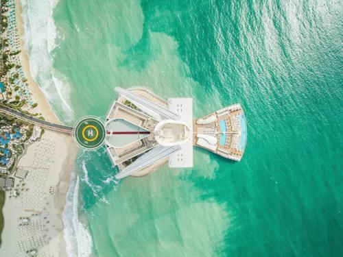 - une vue aérienne sur un navire de croisière sur la plage dans l'établissement Burj Al Arab Jumeirah, à Dubaï