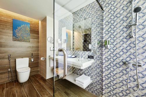 Bathroom sa Riu Atoll-All Inclusive