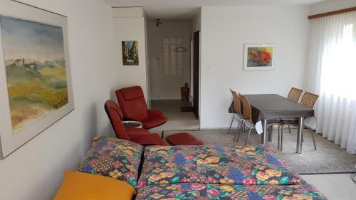 una sala de estar con un sofá y una mesa en Leuca 11, en Leukerbad