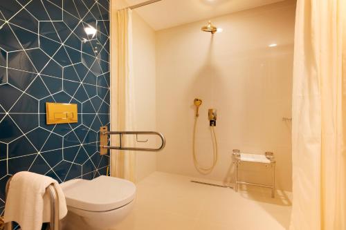 uma casa de banho com um WC e um chuveiro em Mercure Istanbul Sirkeci em Istambul
