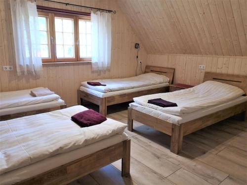 Tempat tidur dalam kamar di Kiviranna puhkemajad