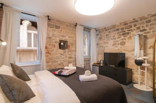 um quarto com uma cama grande e toalhas em Luxury rooms 7heaven Palace em Split