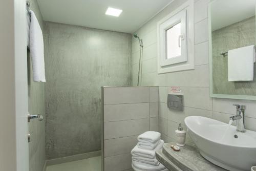 biała łazienka z umywalką i toaletą w obiekcie Pollonia Center Studios w mieście Pollonia
