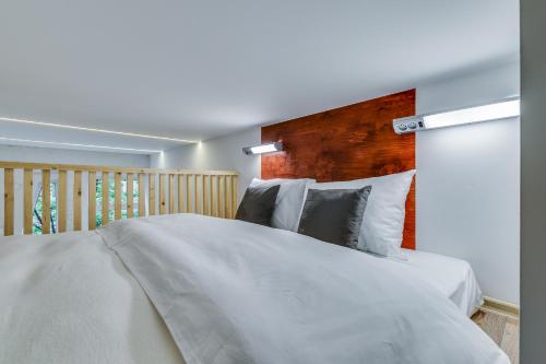 sypialnia z białym łóżkiem z drewnianym zagłówkiem w obiekcie Travelto Zverinskiy w Petersburgu