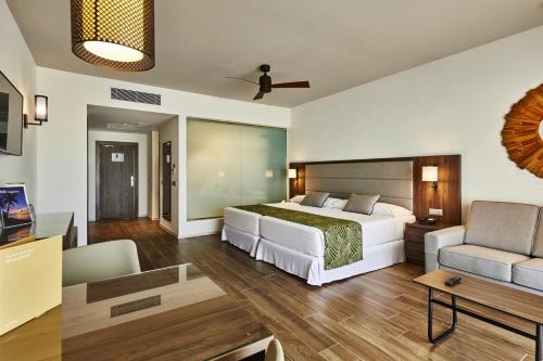 Riu Palace Maldivas- All Inclusiveにあるベッド
