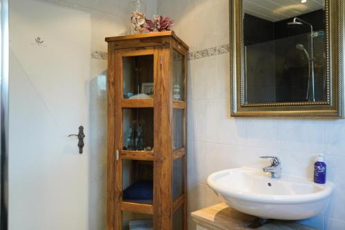 a bathroom with a sink and a mirror at Ferienwohnung Zeilfelder in Hirschberg an der Bergstraße