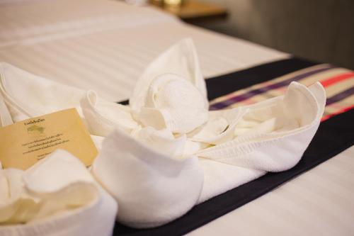 Postel nebo postele na pokoji v ubytování NAI YA Hotel -SHA Extra Plus