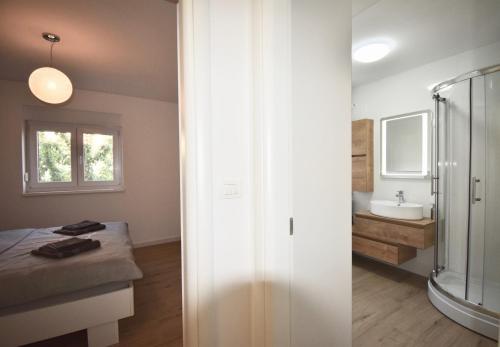 un baño con ducha y lavabo en Apartments Mira, en Pula