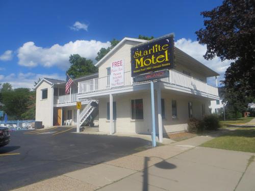 a building with a sign for a shitty motel at Starlite Motel in Wisconsin Dells