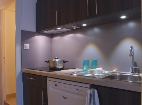 een keuken met een spoelbak en een aanrechtblad bij VVF Soulac-sur-Mer Bordeaux Médoc in Soulac-sur-Mer