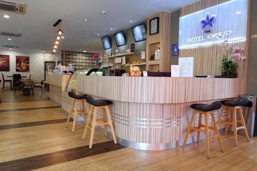 a bar in a restaurant with stools at Orkid Inn Mahkota Cheras in Kampong Perimbun