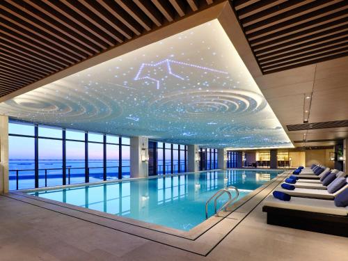 The swimming pool at or close to Primus Hotel Shanghai Sanjiagang - Pudong International Airport